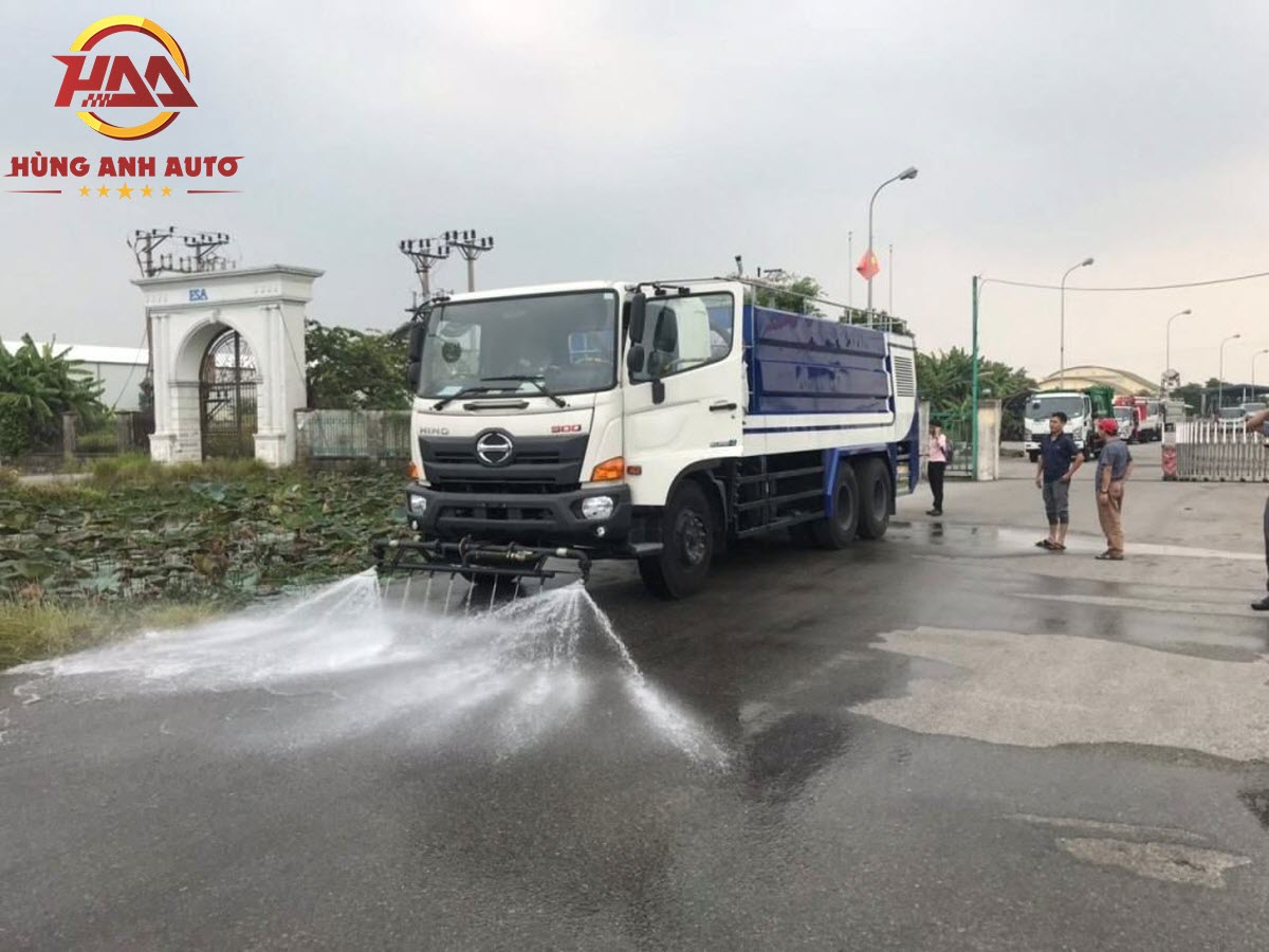 xe bồn xitec ( Xi téc ) phun tưới nước rửa đường