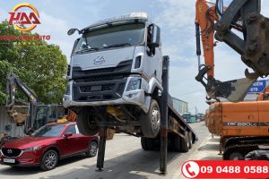 Xe tải nâng đầu chở máy công trình Chenglong 3 chân